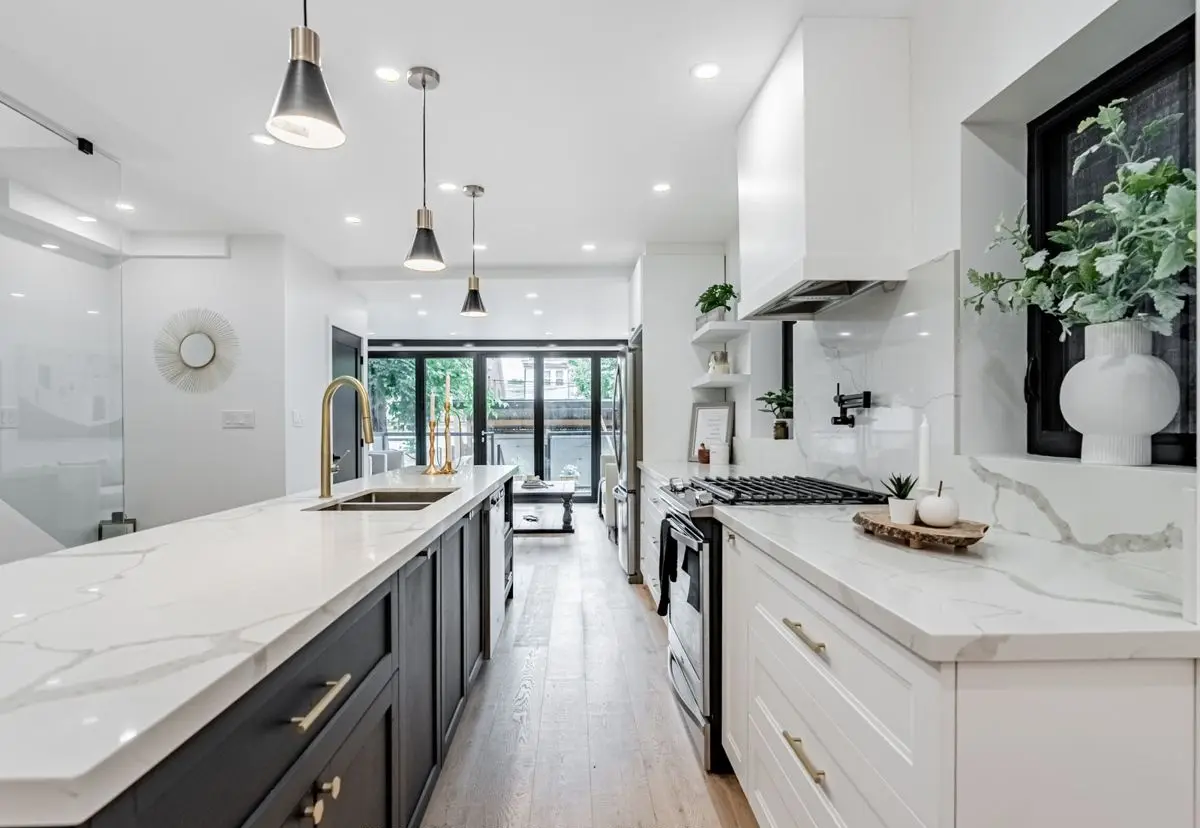 Kitchen with a quartz island